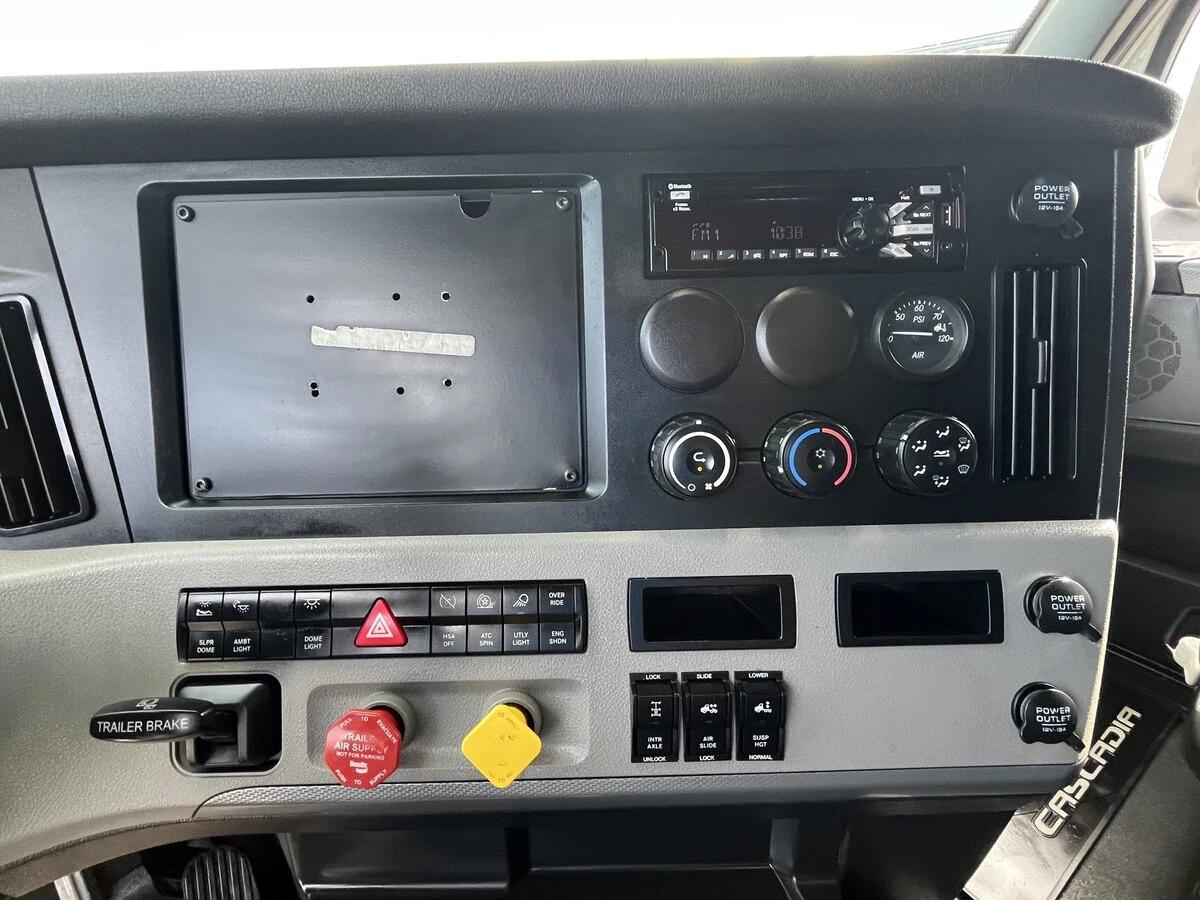 2019 Freightliner Cascadia — photo 27