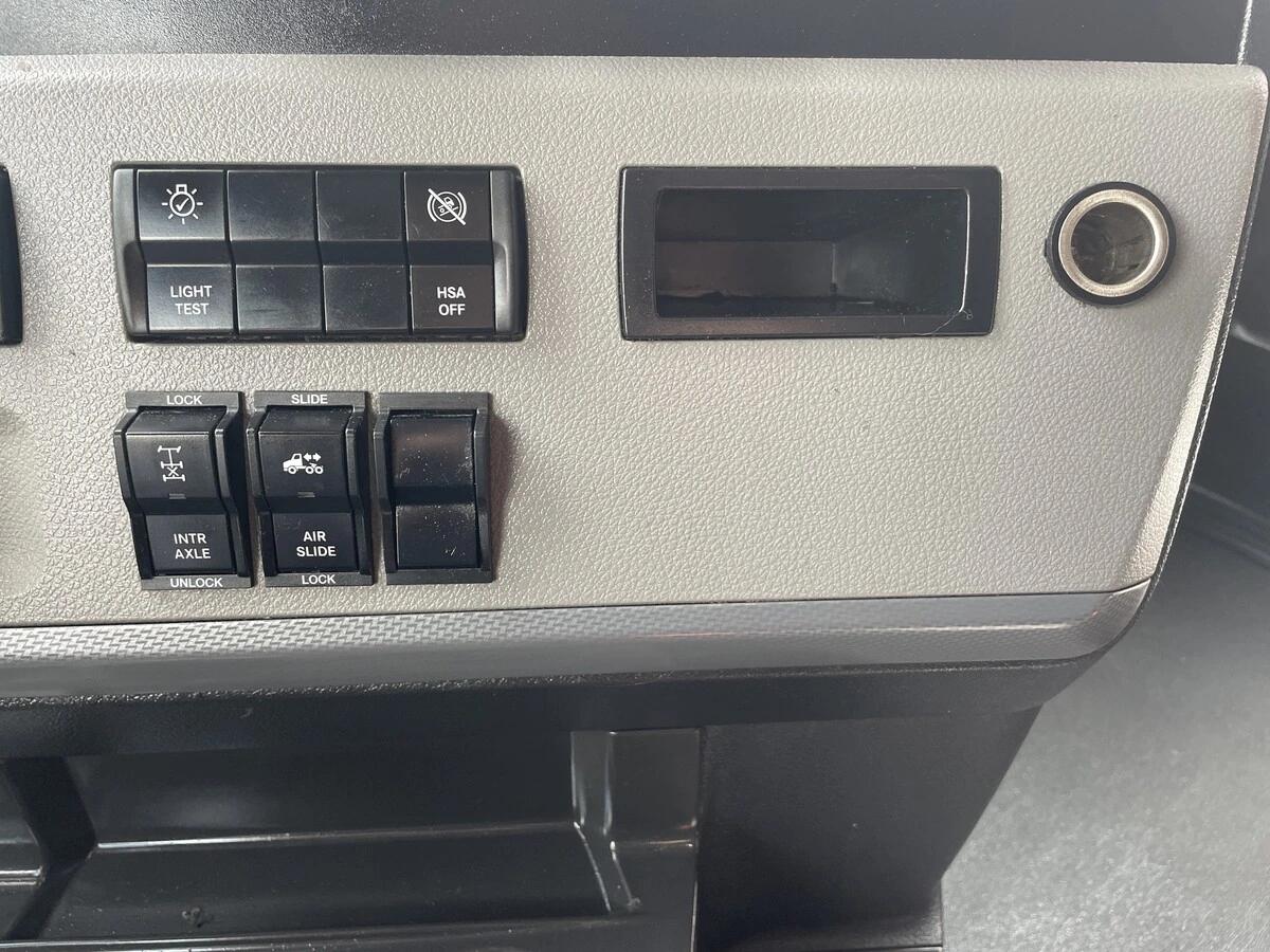 2022 Freightliner Cascadia — photo 22