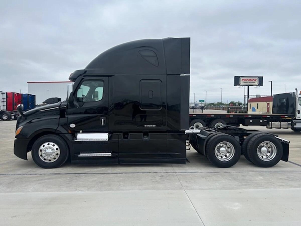 2022 Freightliner Cascadia — photo 2