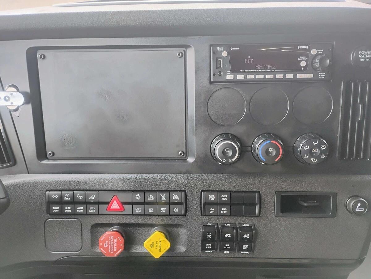 2025 Freightliner Cascadia — photo 18