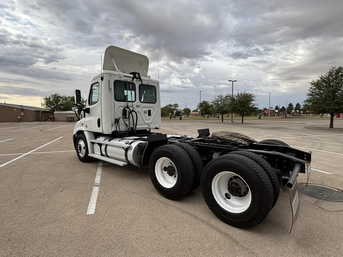 2014 Freightliner Cascadia — photo 3