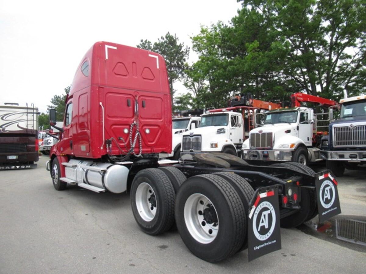 2020 Freightliner Cascadia in Flemington, NJ — photo 6