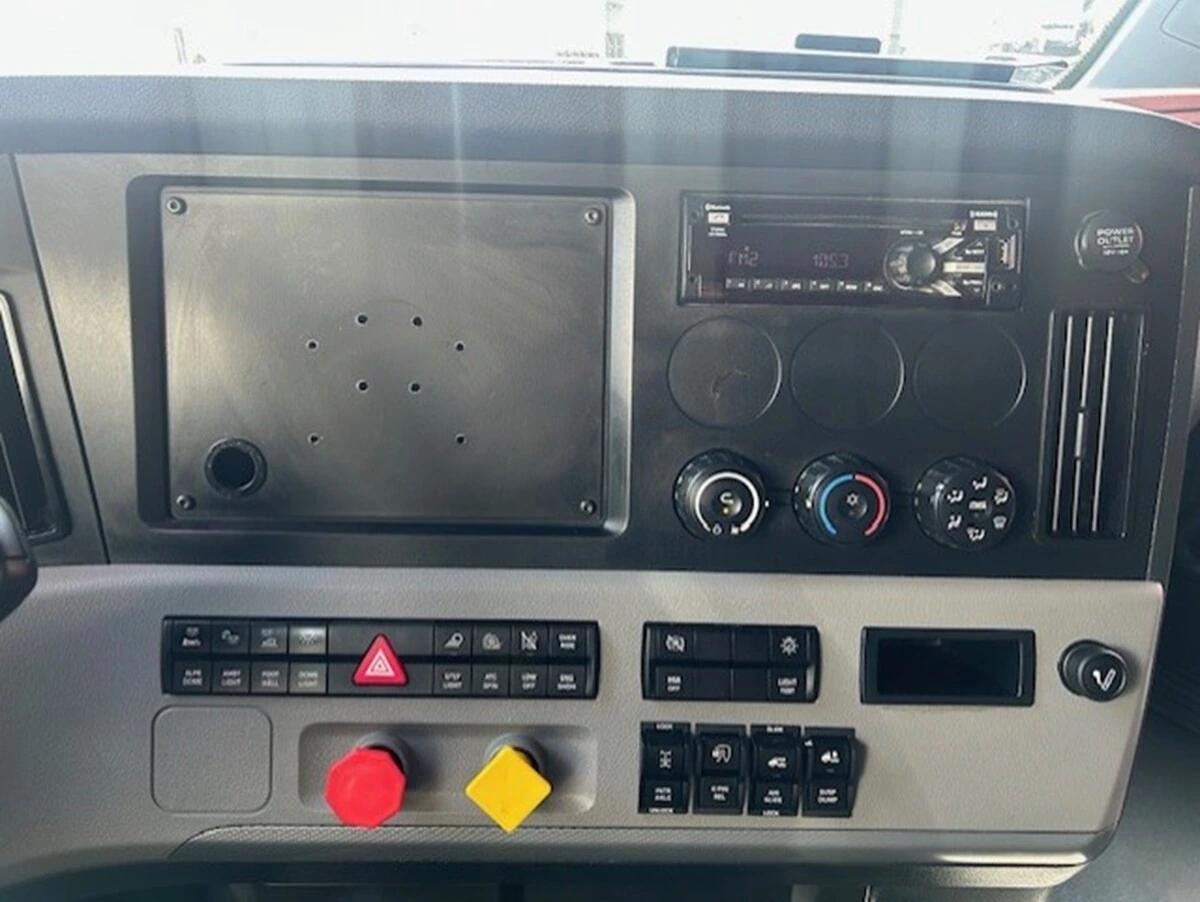 2022 Freightliner Cascadia — photo 21