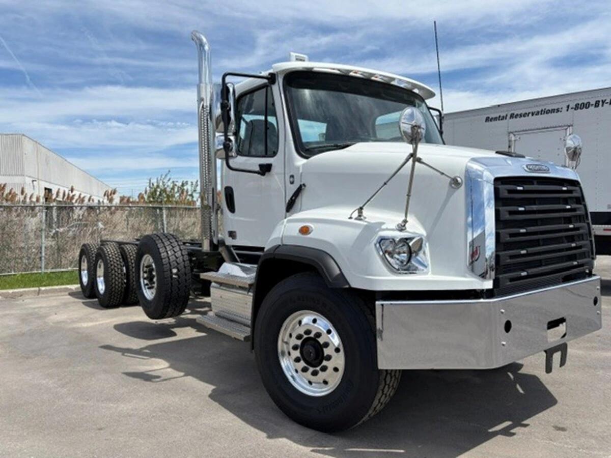2027 Freightliner 114SD — photo 4