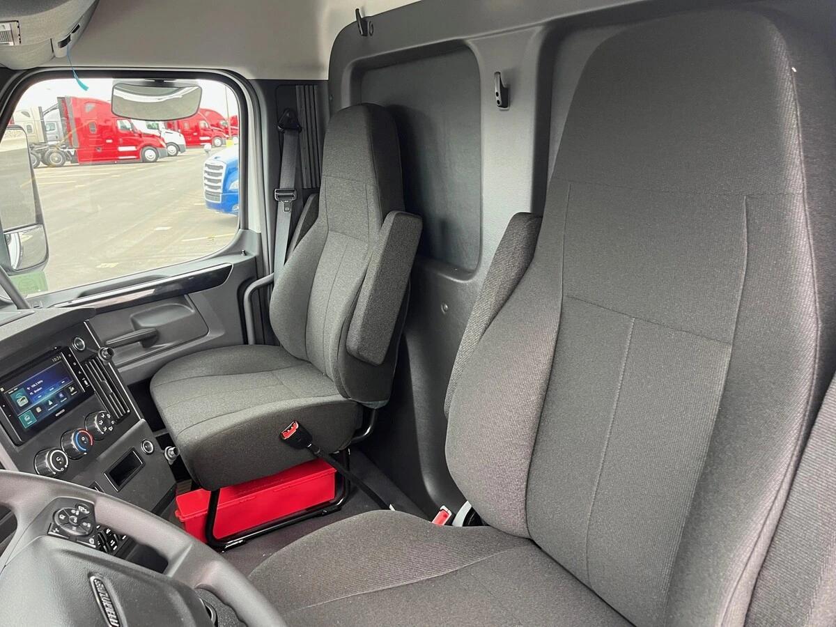 2027 Freightliner Cascadia — photo 9