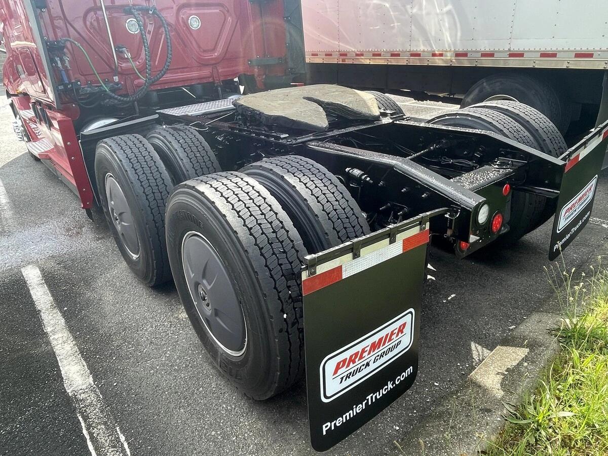 2022 Freightliner Cascadia — photo 11