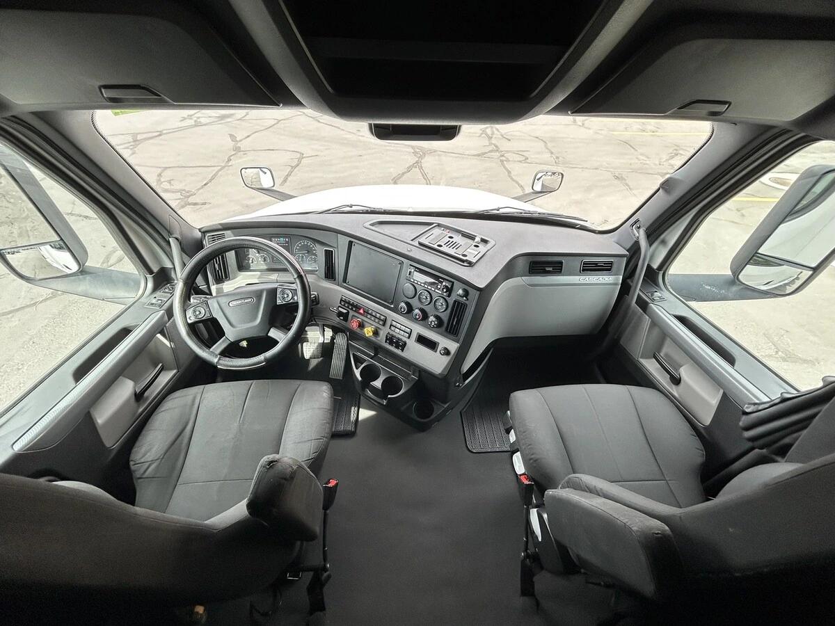 2022 Freightliner Cascadia — photo 21