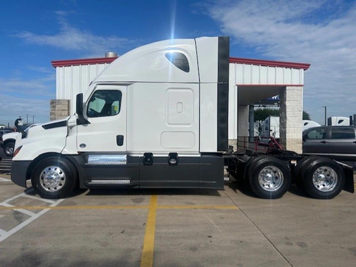 2024 Freightliner Cascadia — photo 2