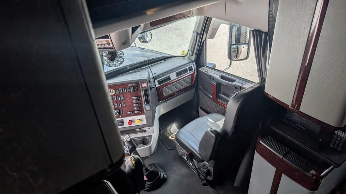 2022 Freightliner 122SD — photo 19