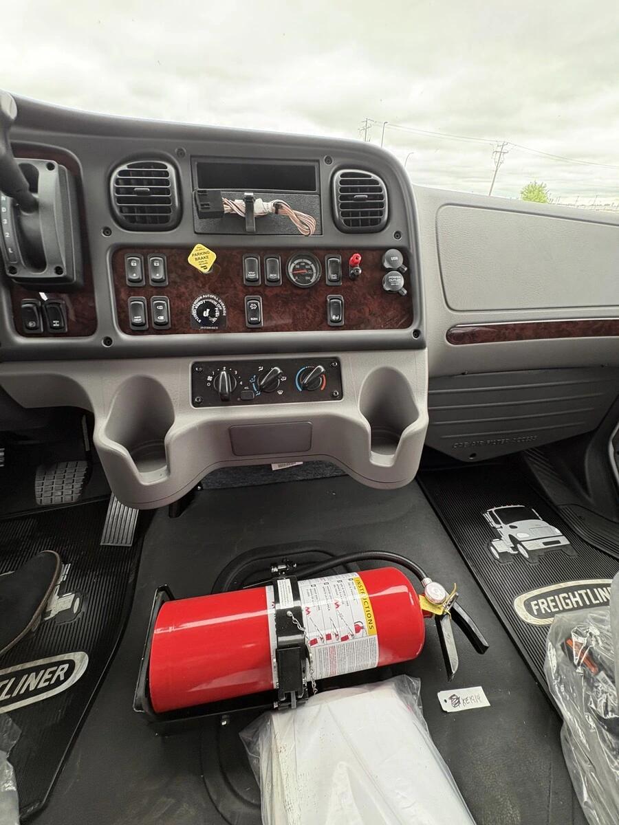 2027 Freightliner M2 106 — photo 12