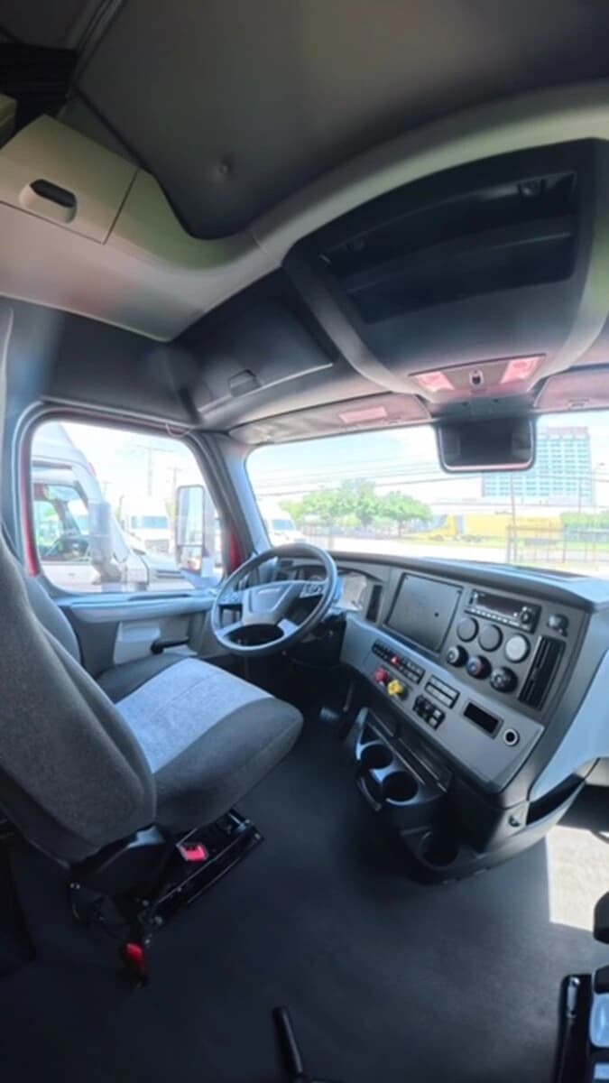 2022 Freightliner Cascadia — photo 15