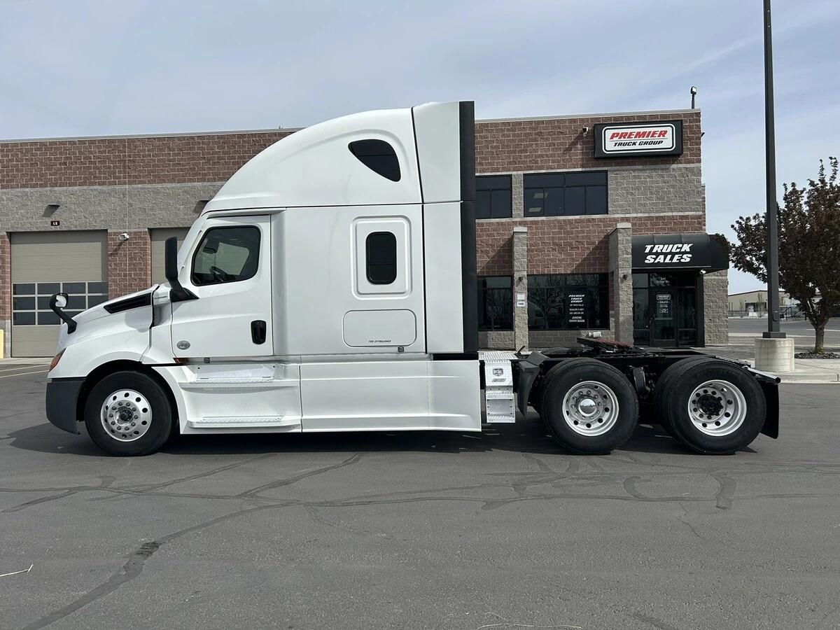 2022 Freightliner Cascadia — photo 9