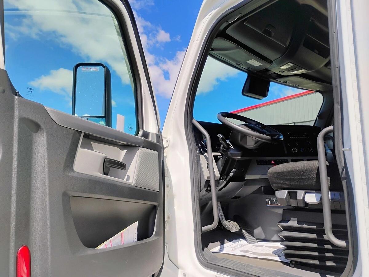 2022 Freightliner Cascadia — photo 13
