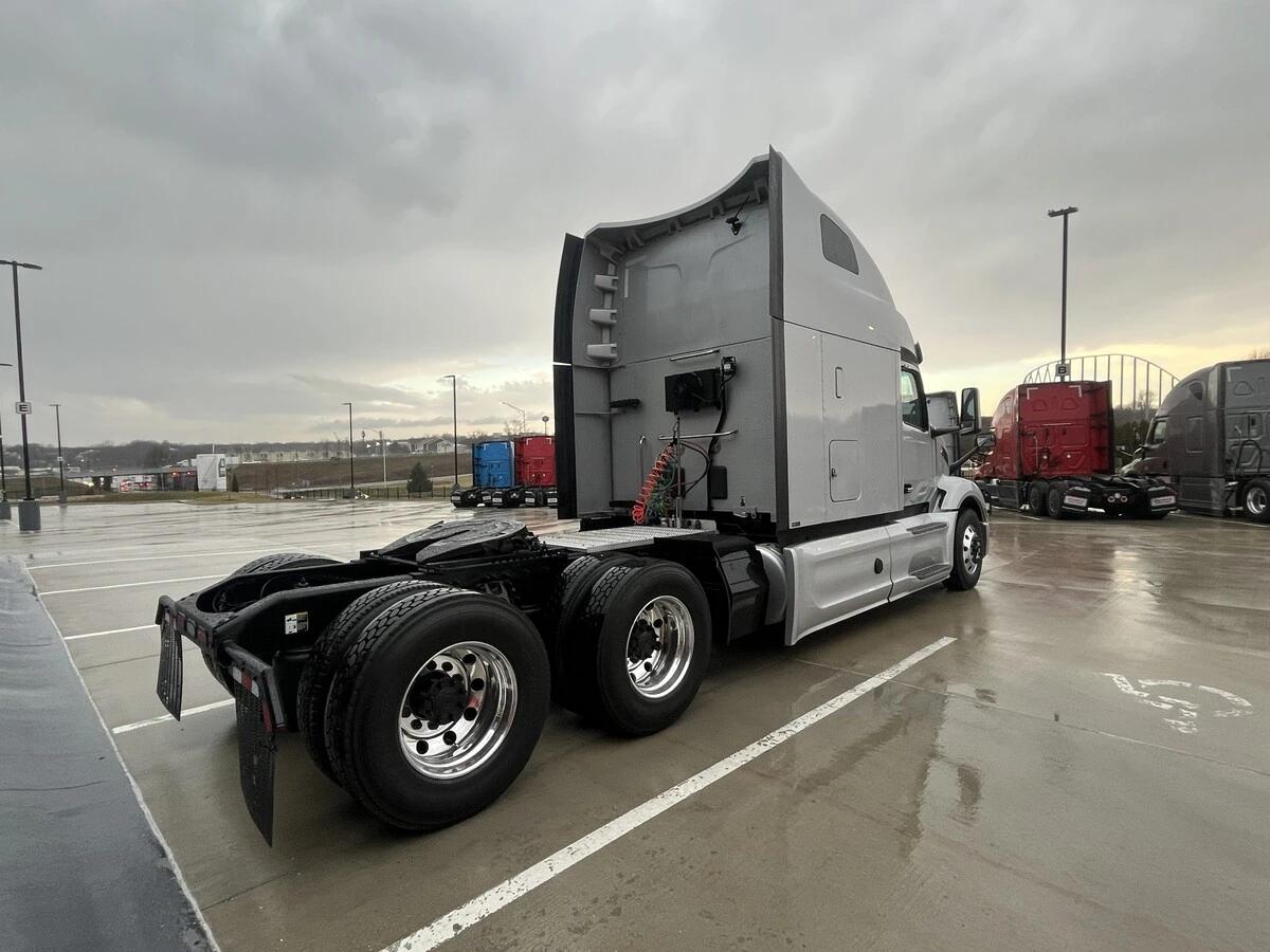 2023 Peterbilt 579 in Kansas City, MO — photo 9