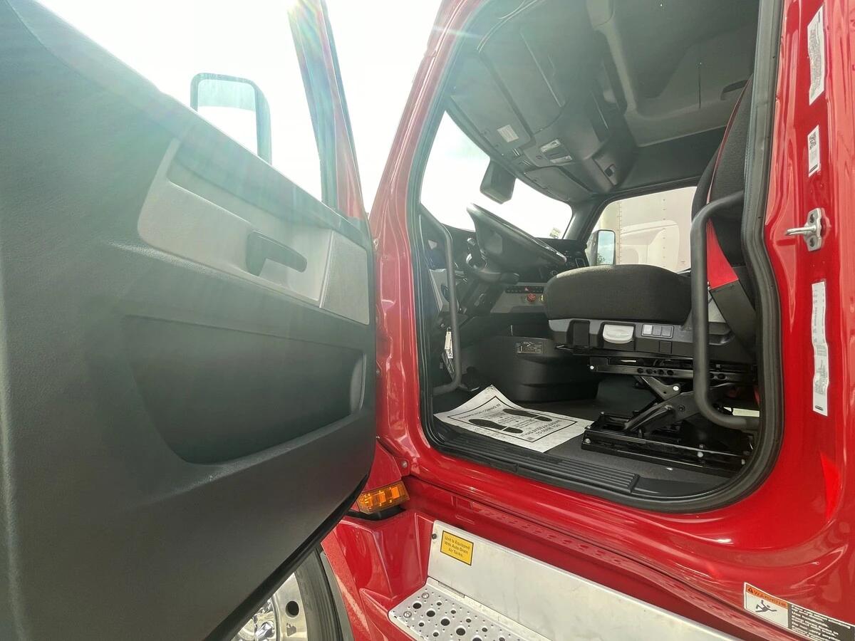 2022 Freightliner Cascadia — photo 17