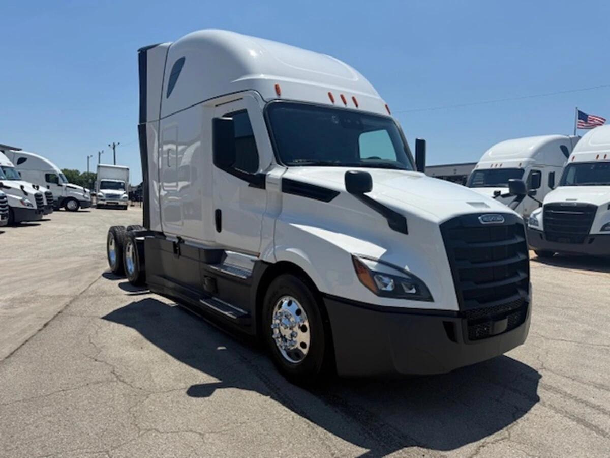 2025 Freightliner Cascadia — photo 2