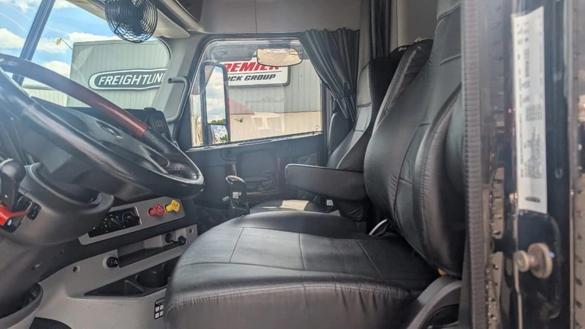 2022 Freightliner 122SD — photo 10