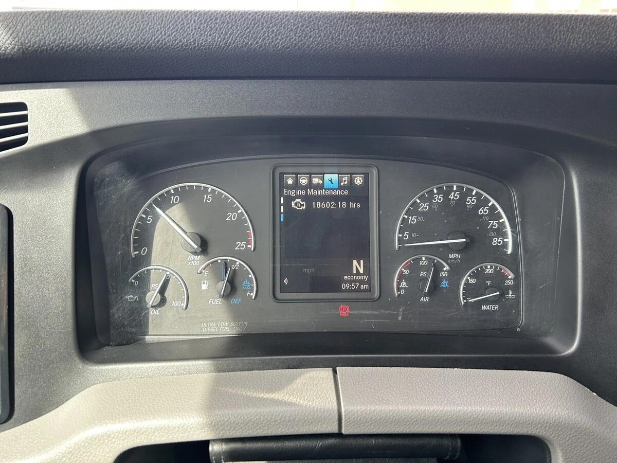 2022 Freightliner Cascadia — photo 15