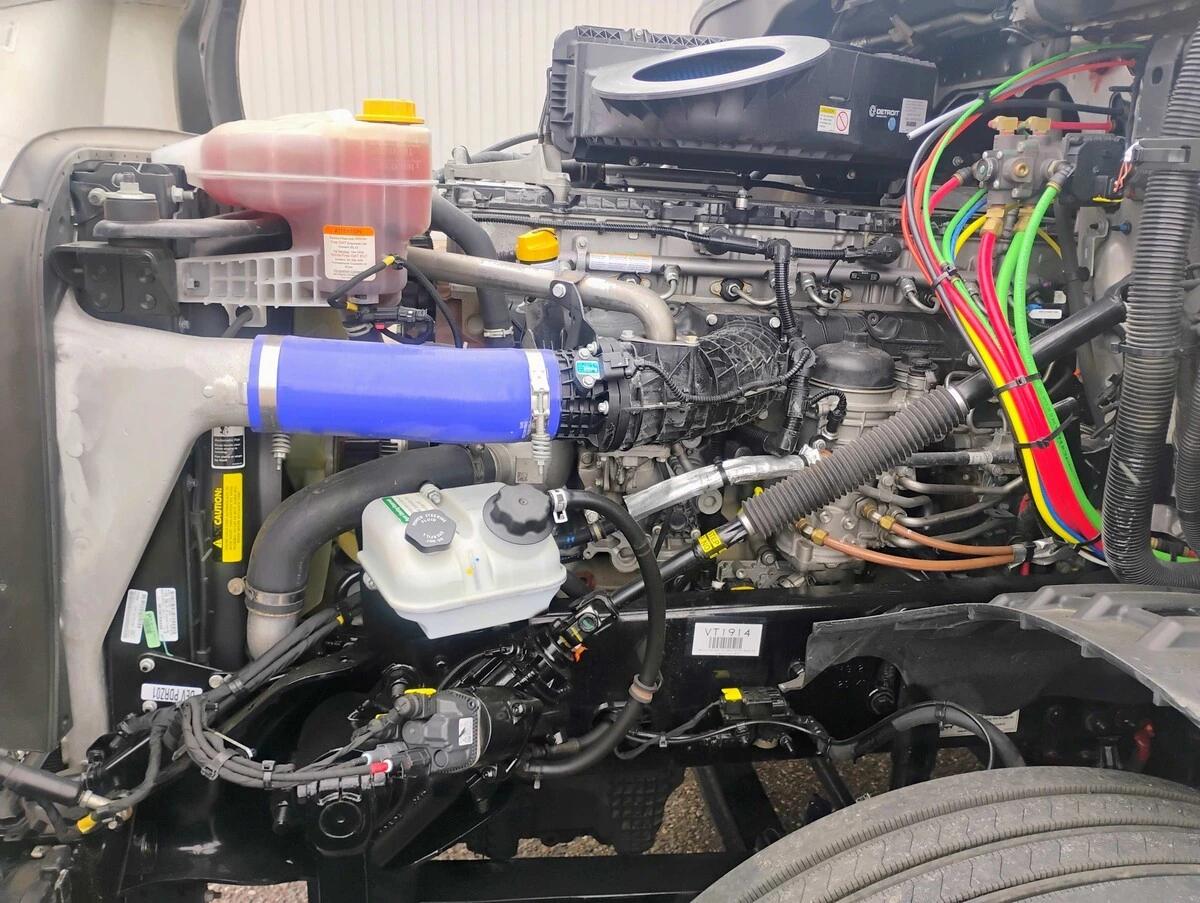 2025 Freightliner Cascadia — photo 12