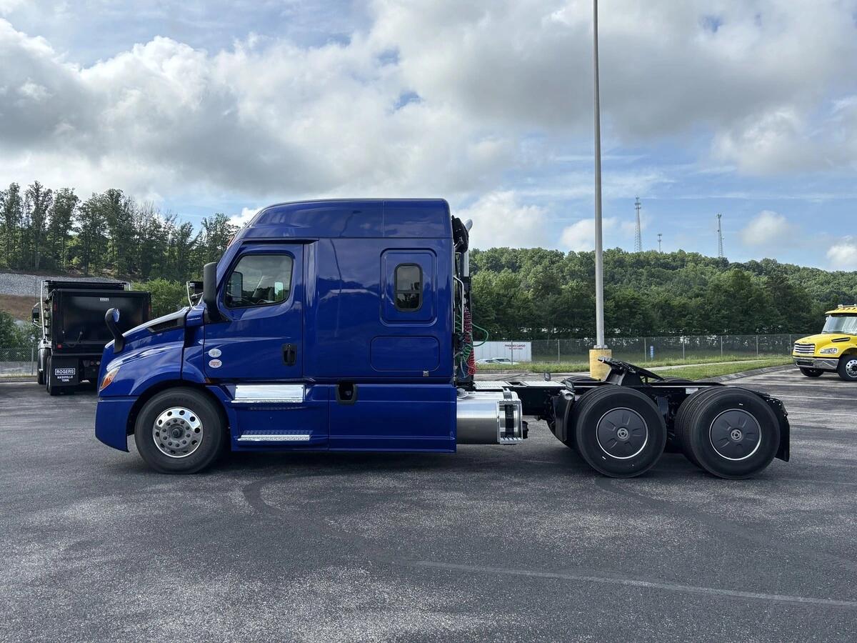 2026 Freightliner Cascadia in Knoxville, TN — photo 8