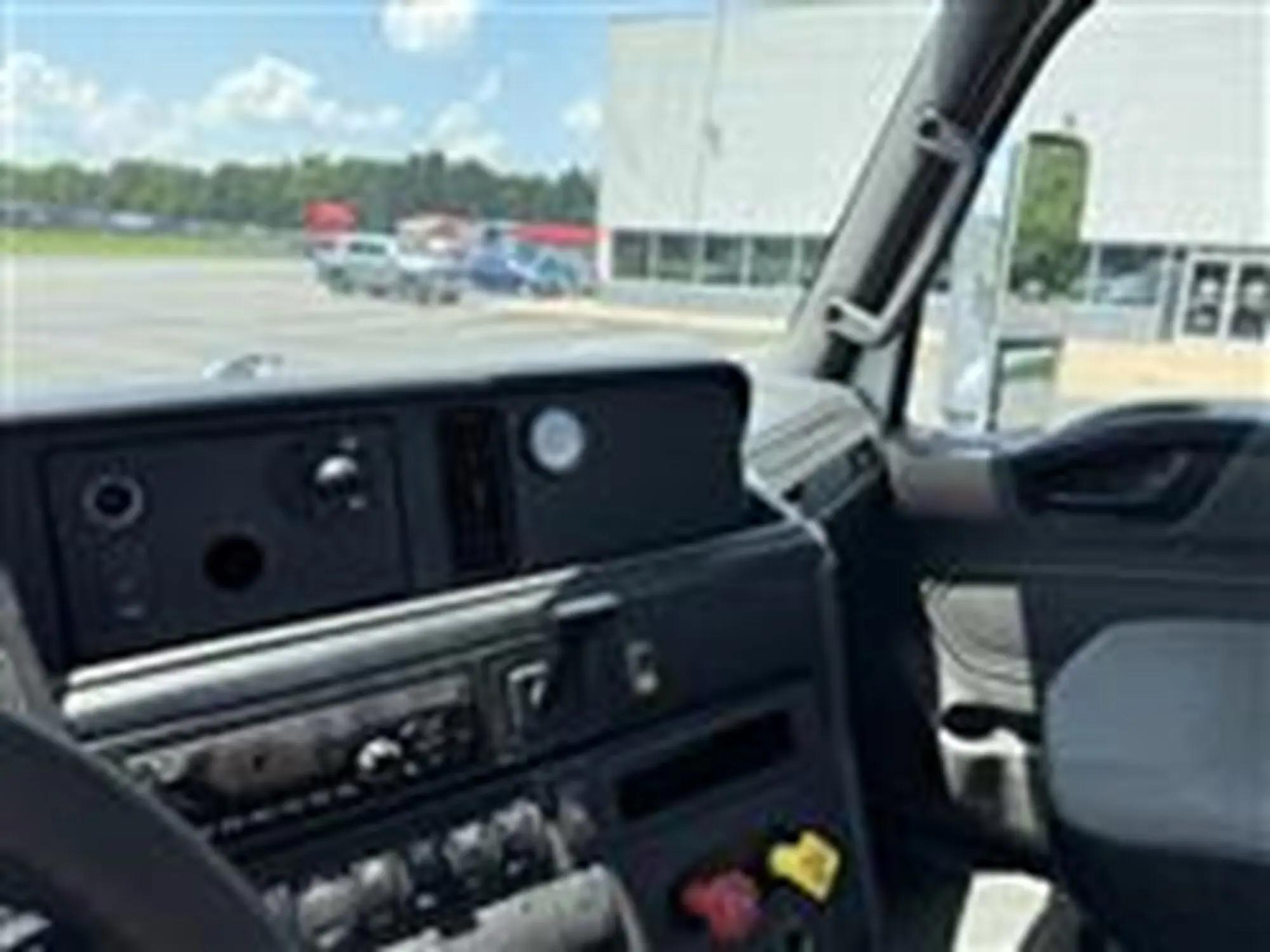 2019 International LT in Murray, KY — photo 2