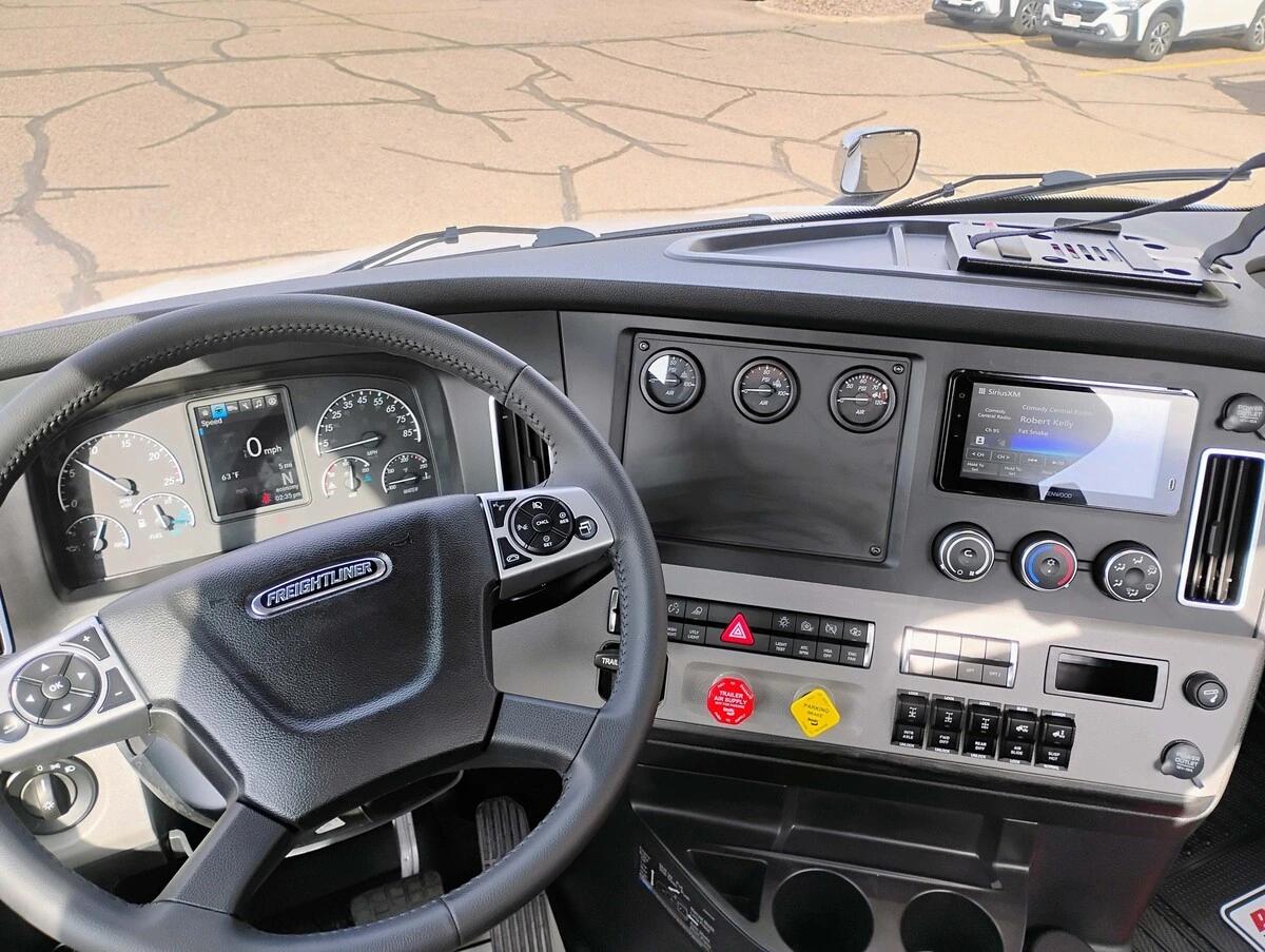 2027 Freightliner Cascadia — photo 14