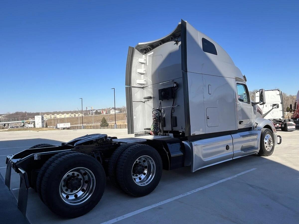 2023 Peterbilt 579 in Kansas City, MO — photo 8