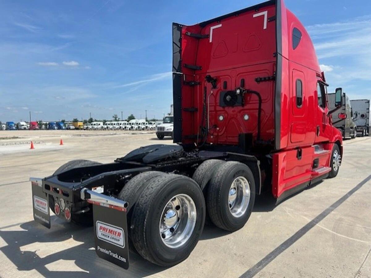 2022 Freightliner Cascadia — photo 8