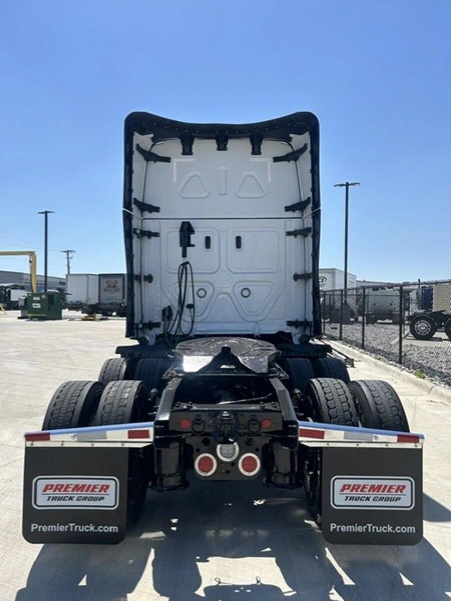 2025 Freightliner Cascadia — photo 4