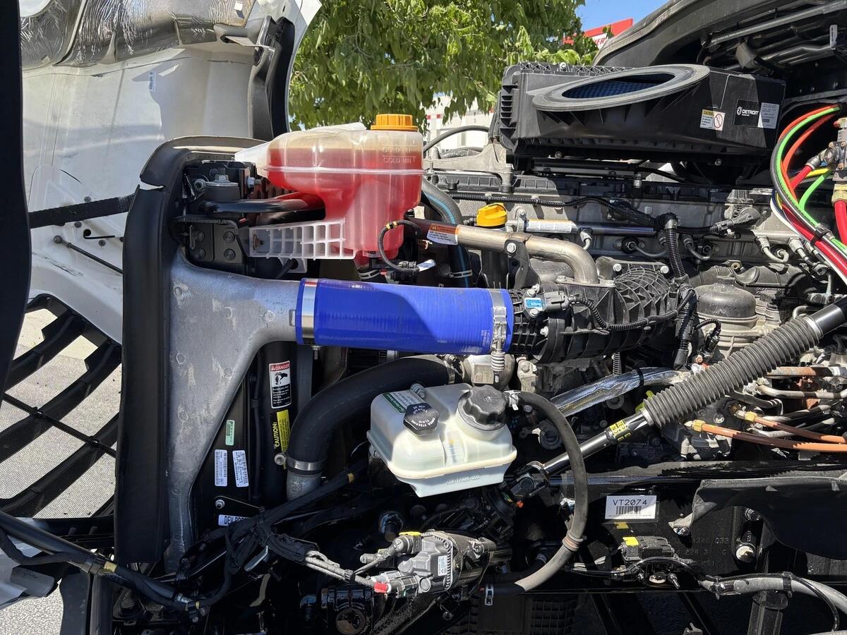 2025 Freightliner Cascadia — photo 21