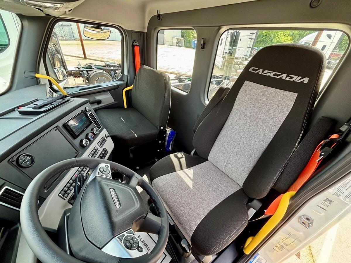 2027 Freightliner Cascadia — photo 12
