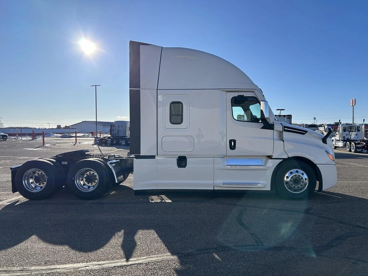 2026 Freightliner Cascadia in Eau Claire, WI — photo 4