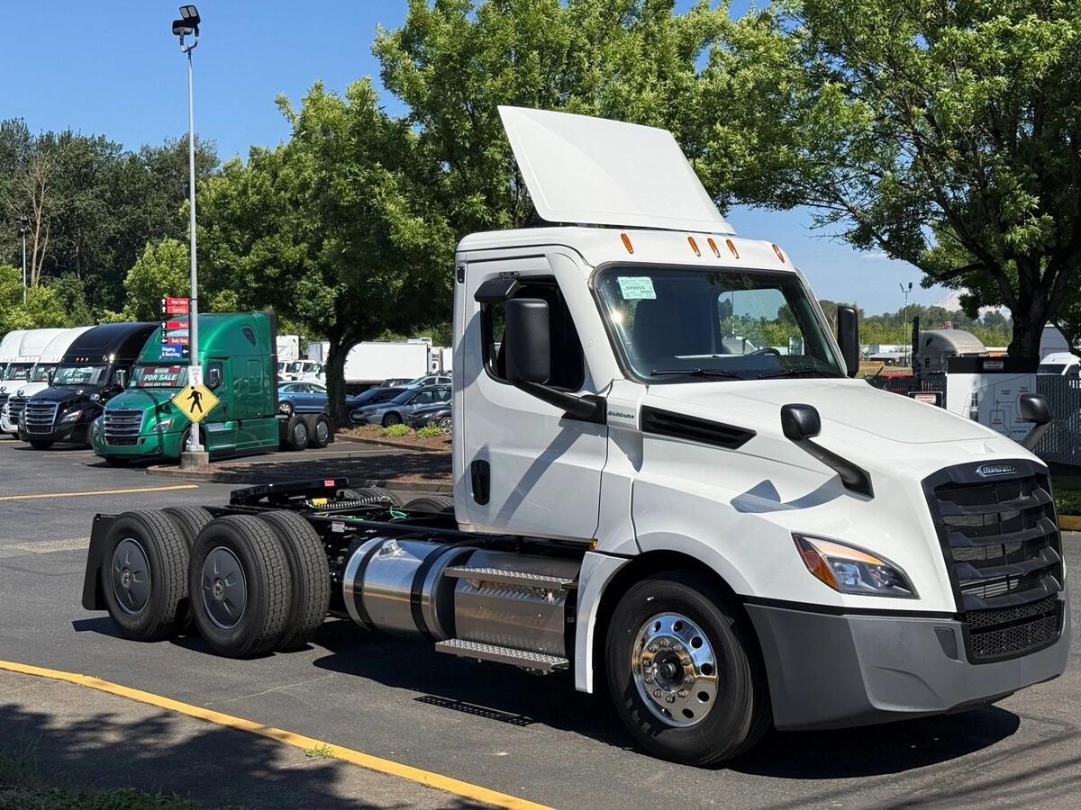 2027 Freightliner Cascadia — photo 3