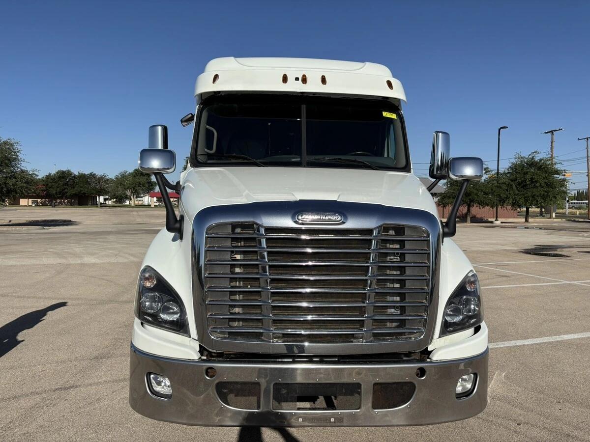 2018 Freightliner Cascadia — photo 8