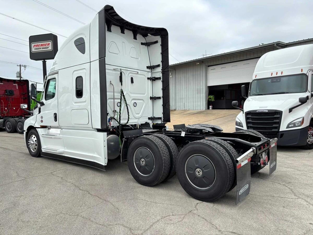 2027 Freightliner Cascadia — photo 4