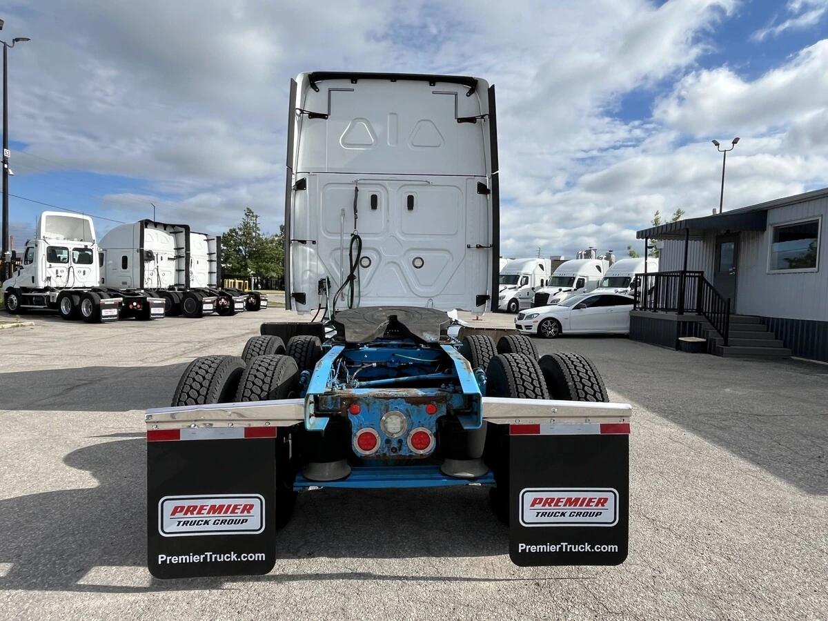 2019 Freightliner Cascadia — photo 8