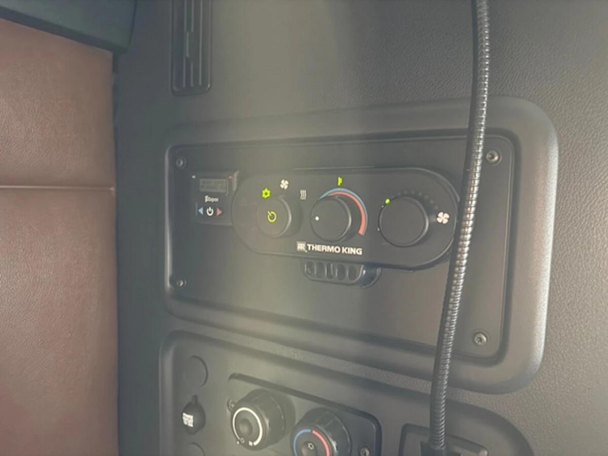2022 Freightliner Cascadia — photo 13