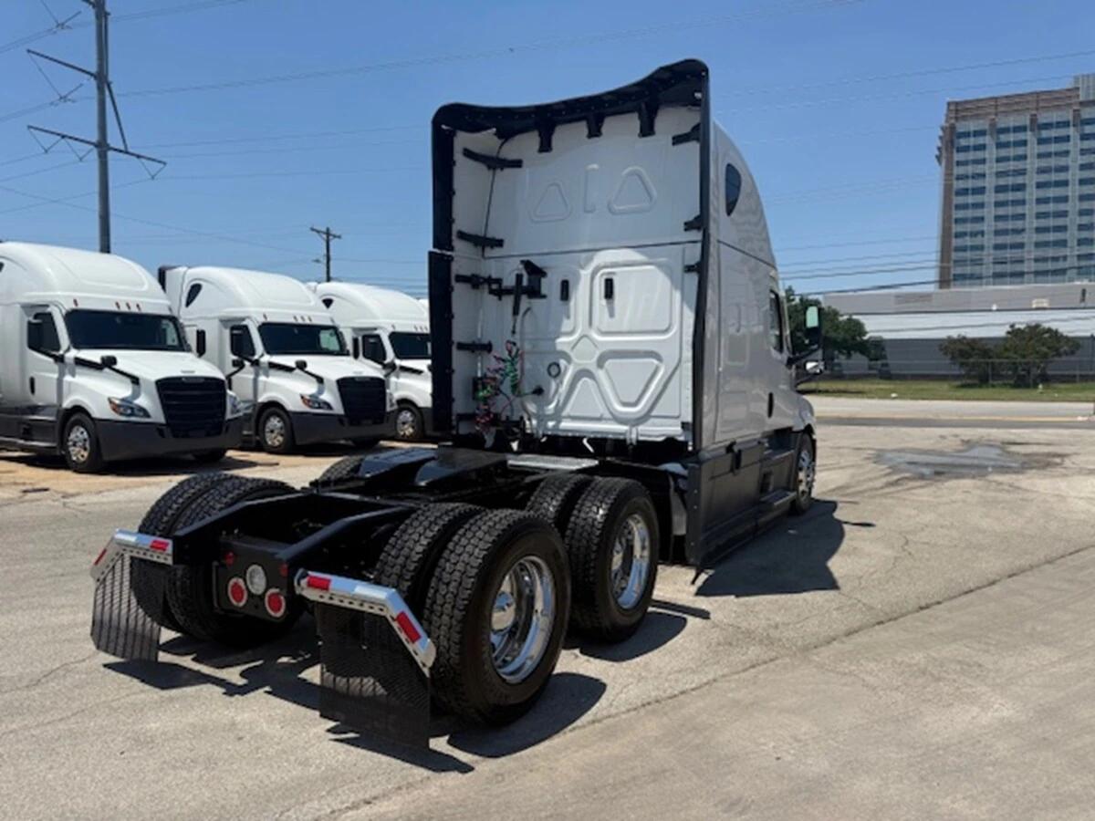 2025 Freightliner Cascadia — photo 4