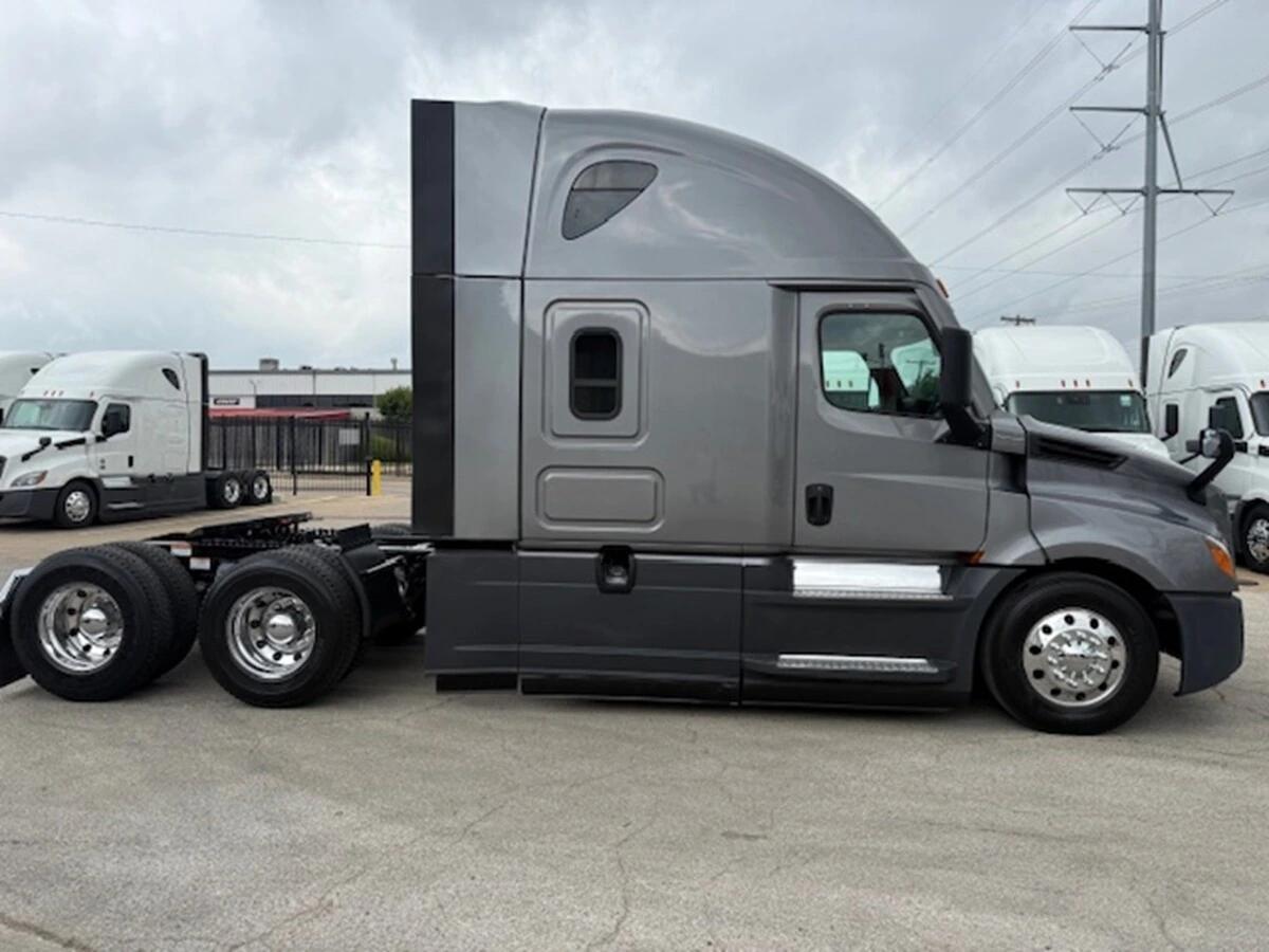 2022 Freightliner Cascadia — photo 3