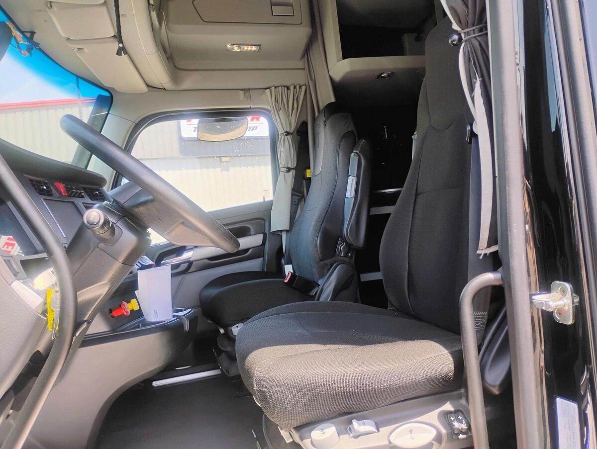 2023 Kenworth T680 — photo 13