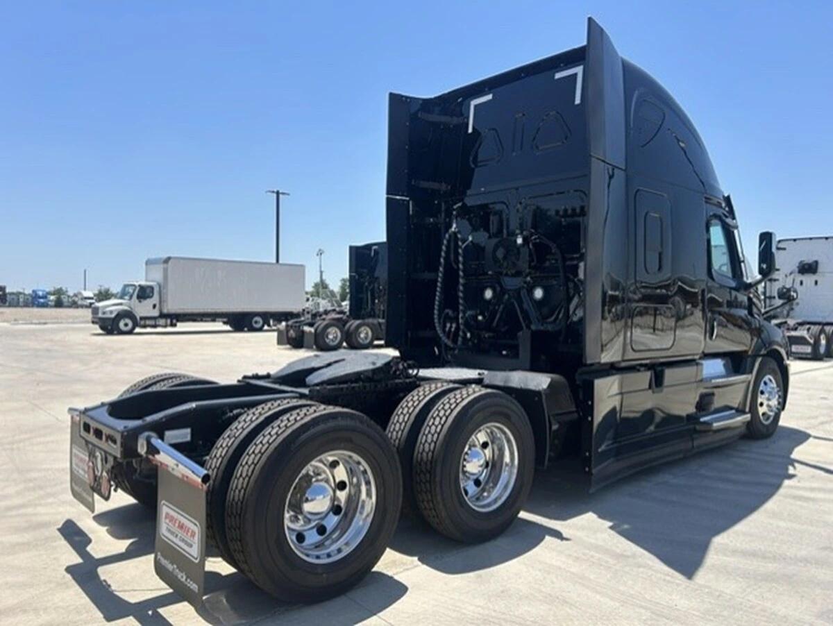 2022 Freightliner Cascadia — photo 8