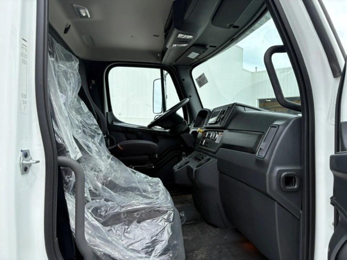 2027 Freightliner M2 106 — photo 12