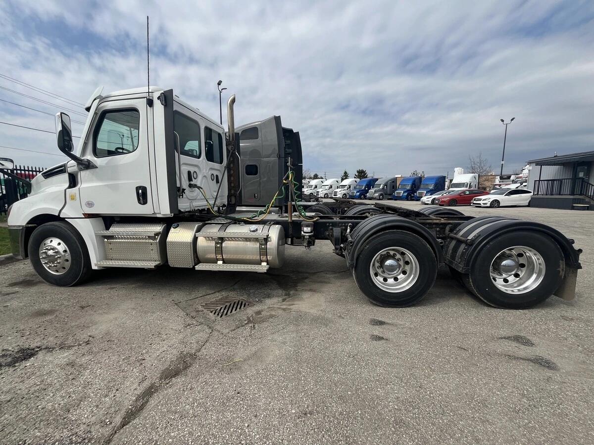 2021 Freightliner Cascadia — photo 16