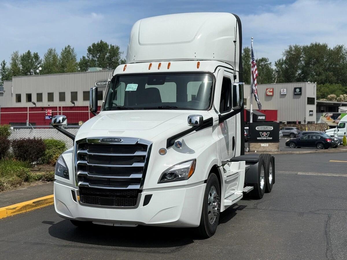 2027 Freightliner Cascadia — photo 2