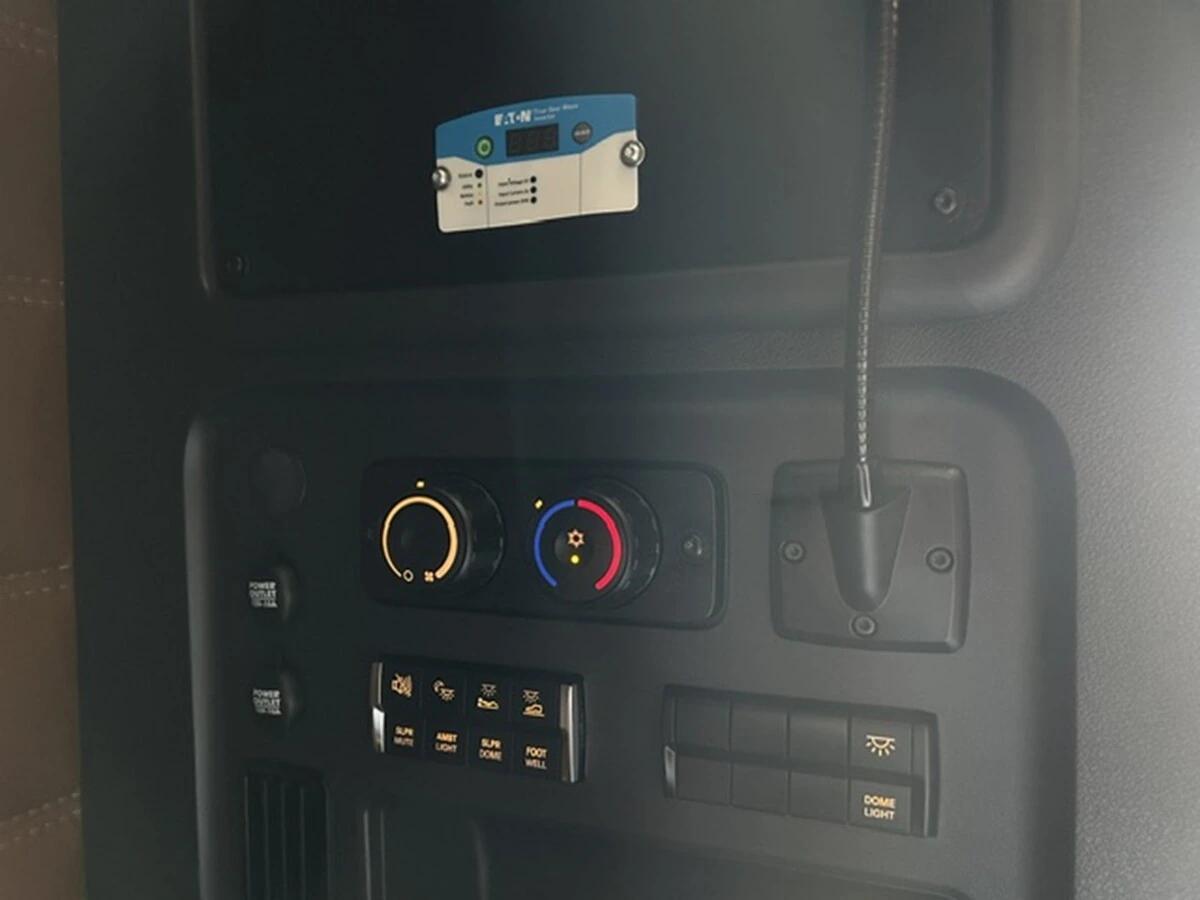 2025 Freightliner Cascadia — photo 17