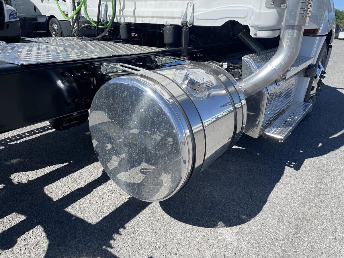 2027 Freightliner Cascadia — photo 6