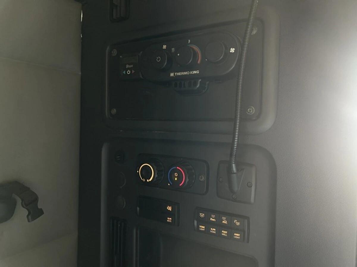 2022 Freightliner Cascadia — photo 17