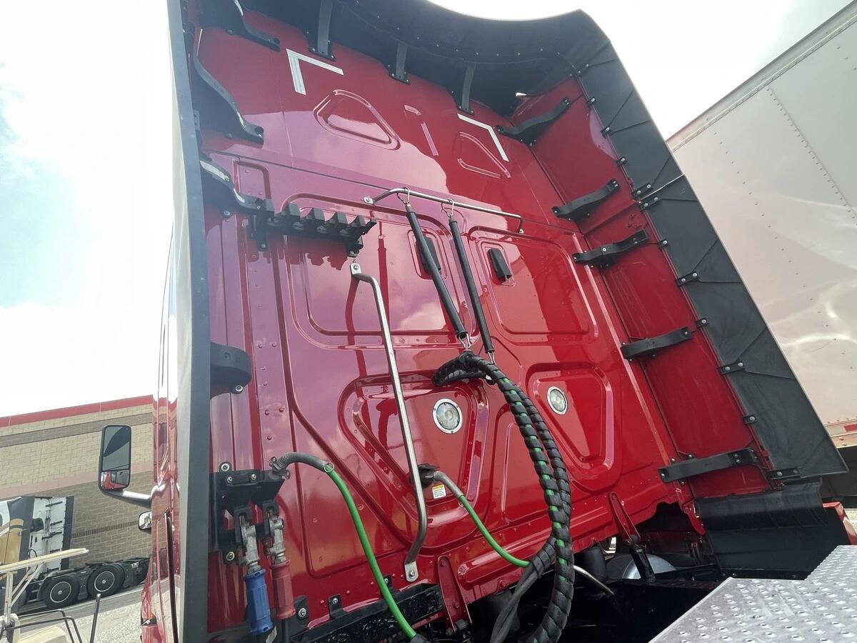 2022 Freightliner Cascadia — photo 15