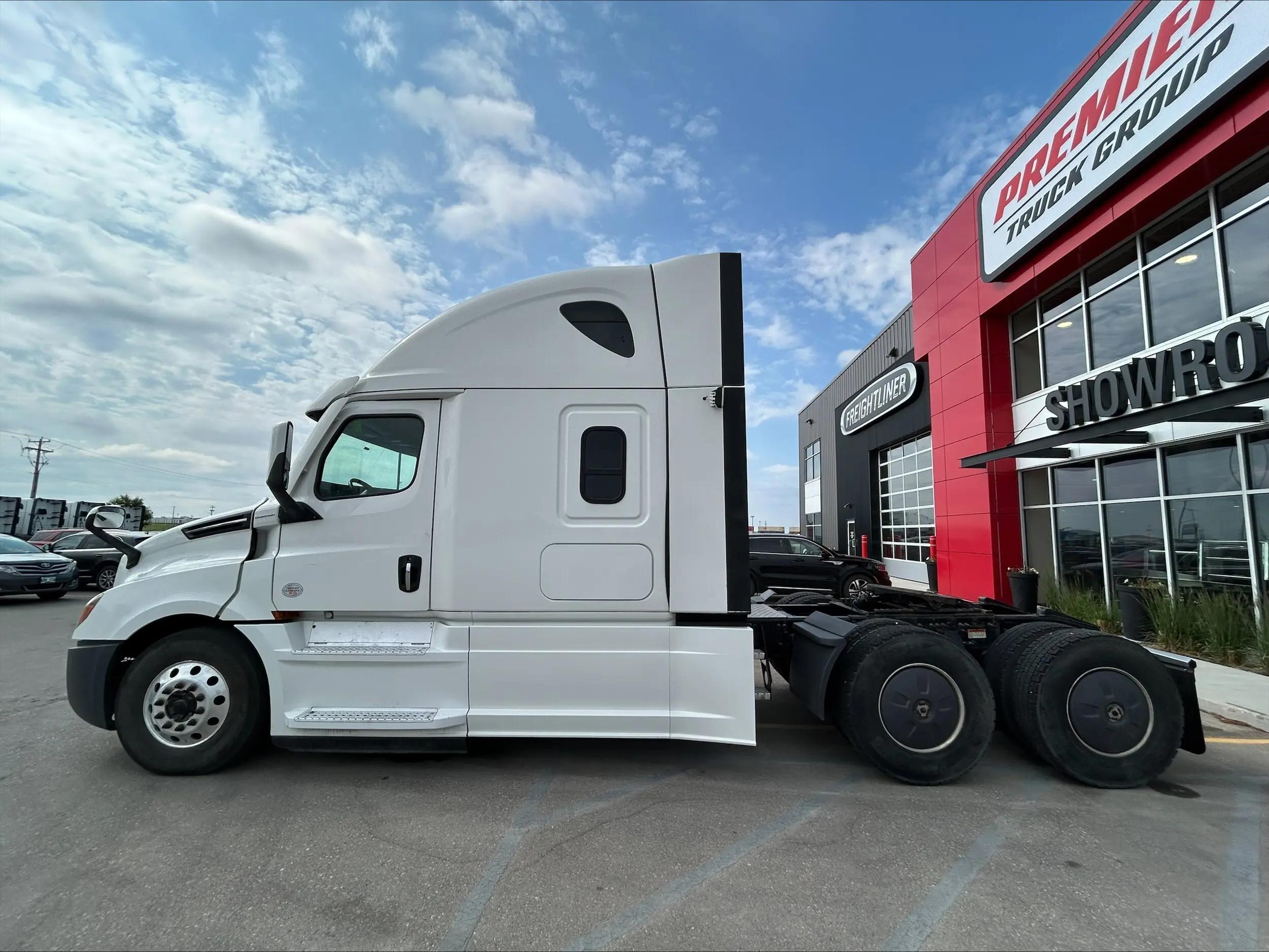 2022 Freightliner Cascadia in Winnipeg, MB — photo 5