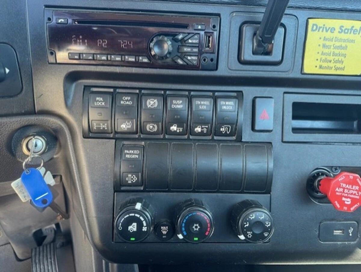 2018 International LT in Dodge City, KS — photo 7